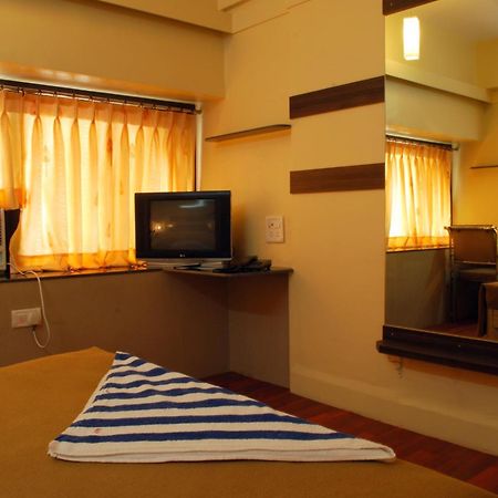 Hotel Golden Palace Pvt Ltd Mumbai Exterior photo