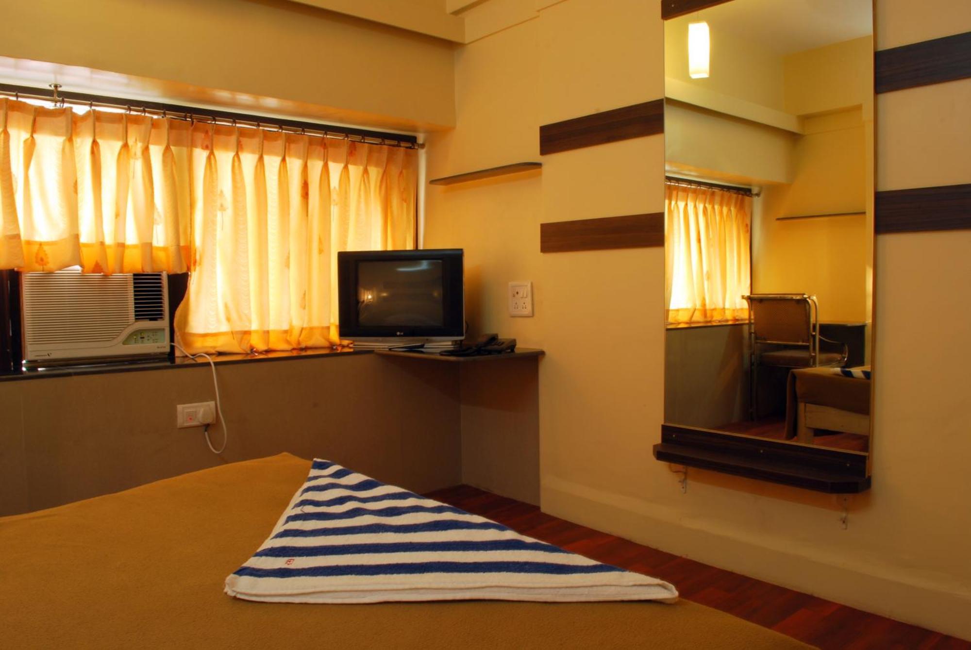 Hotel Golden Palace Pvt Ltd Mumbai Exterior photo